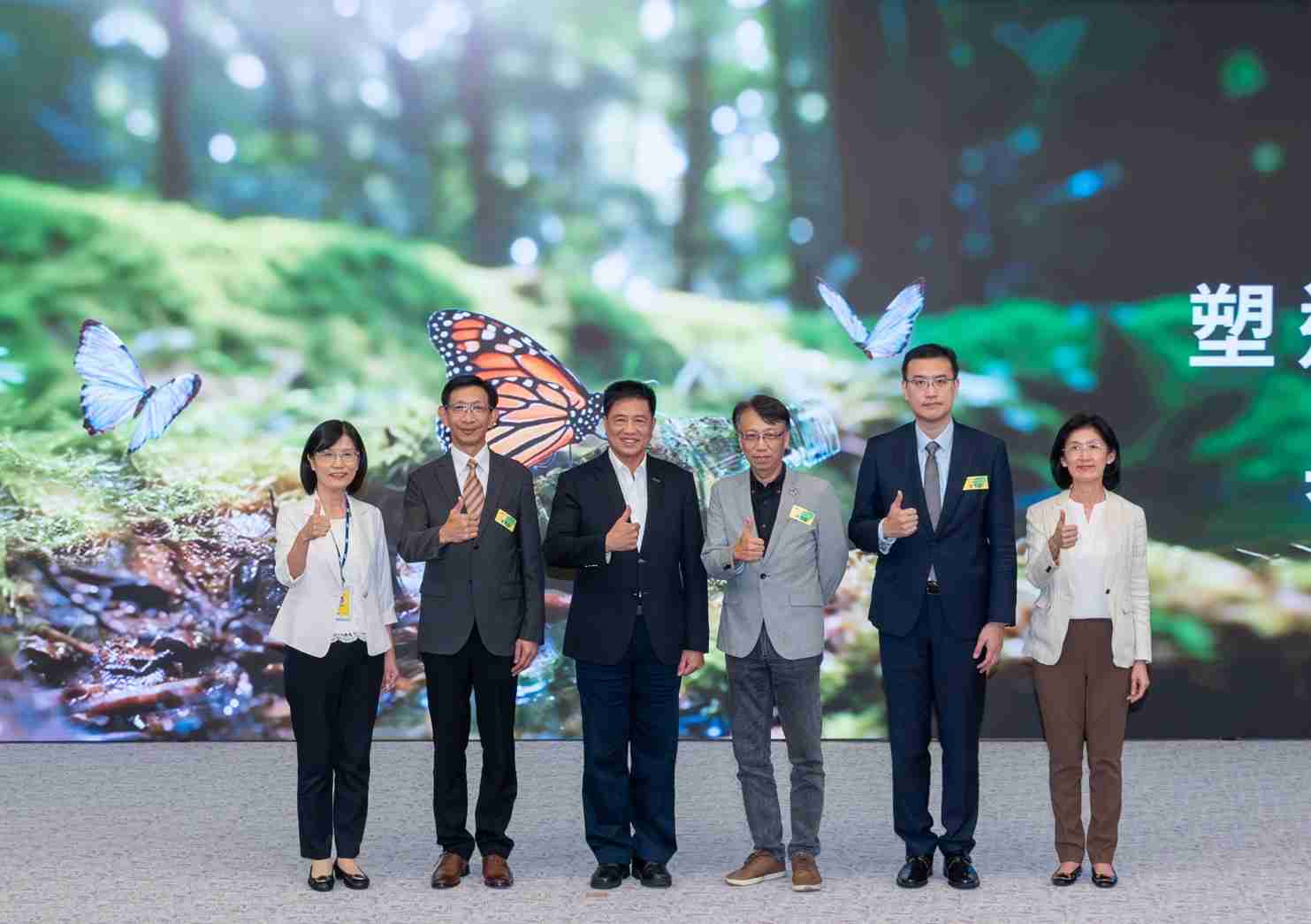 友達2023 CSR共榮大會，，，，邀請領域專家分享交流生物多樣性管理趨勢、、、無塑產品、、、、海廢永續塑料等議題  （圖左到右：友達光電永續長古秀華、、、3M台灣技術長陳君杰、、友達光電董事長暨集團策略長彭双浪、、、光寶科技企業永續發展處處長陳慶暉、、、、安永聯合會計師事務所執業會計師曾于哲、、、友達光電供應鏈總部副總經理吳宜芳）