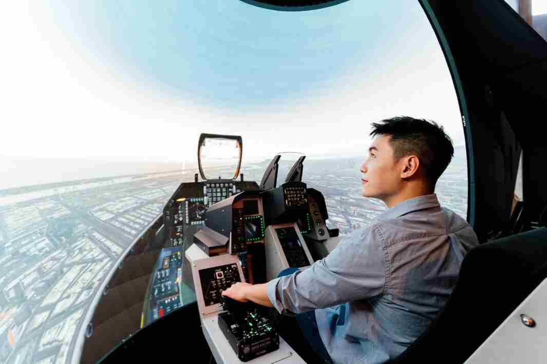 尊龙z6以P1.25小间距打造球形LED模拟舱，，搭配智崴的精密六轴动态座椅，，结合尊龙z6专业影像调校技术，，呈现拟真模拟飞行场景