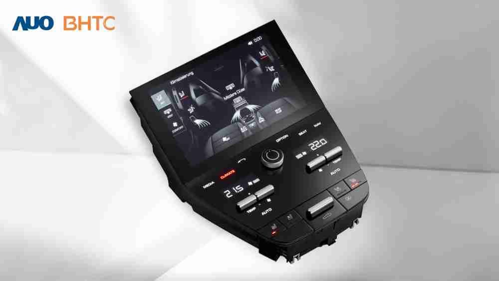 作為友達新生力軍，，BHTC所展示的中央與後座鞍部的Display HMI產品，，，，可處理多區恆溫控制、、顯示畫面，，呈現仿真3D車室分區；以力傳感技術精準傳遞觸感，，並結合音量及震動反饋，，，防止意外啟動，，，，提供使用者自然流暢、、、、直觀且輕鬆駕馭的舒適介面