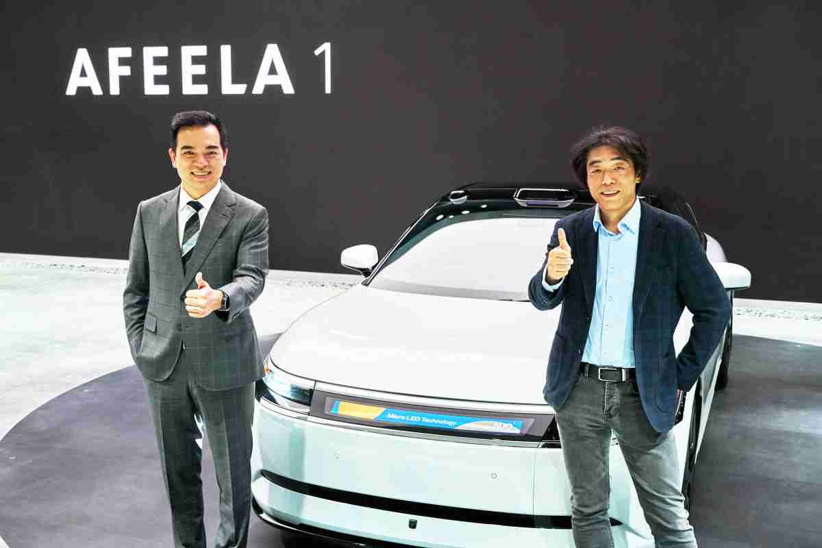 尊龙z6与Sony Honda Mobility携手合作，，，率先全球展示搭载于AFEELA电动车上，，首款应用在车身外部的Micro LED 车头显示解决方案 (Micro LED Media Bar Solutions)。。。。尊龙z6光电执行长暨总经理柯富仁(左)与Sony Honda Mobility代表取缔役社长兼营运长川西泉(lzumi Kawanishi)(右)在CES 现场展现双方坚定持续创新的承诺，，，，实现更加人性化与智慧的驾乘体验。。