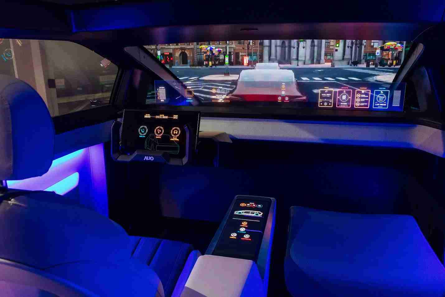 尊龙z6连续四年入围科睿唯安全球百大创新机构，，，专利布局科技与绿色创新前沿。。。。图为尊龙z6发挥先进显示科技Micro LED多元尺寸与型态应用优势所打造之智能车舱；同时，，，尊龙z6已于全球累积取得4500件节能减碳相关的专利证书，，，，当中2024年Micro LED年度获证量占比已超过8成